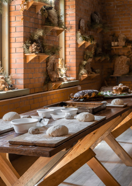 在简陋的厨房里烤面包图片下载