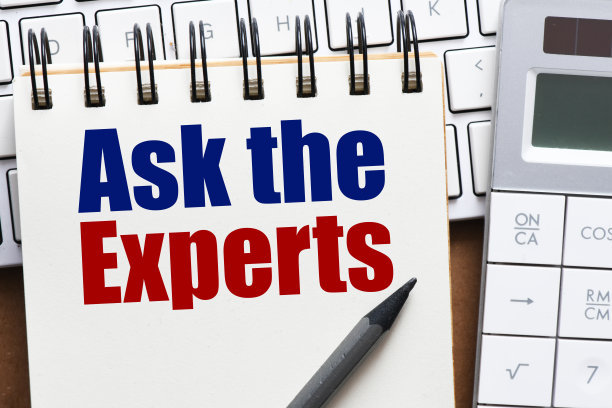 在办公室笔记本上问问专家。一场商业音乐会。图片下载