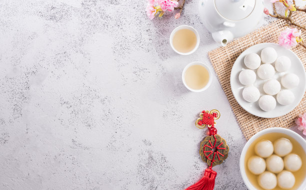 汤圆在石头背景上的俯视图。元宵节、中秋节、冬至节和农历新年的传统美食。图片下载