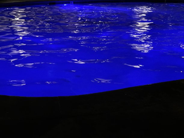 游泳池里的蓝色灯光图片下载