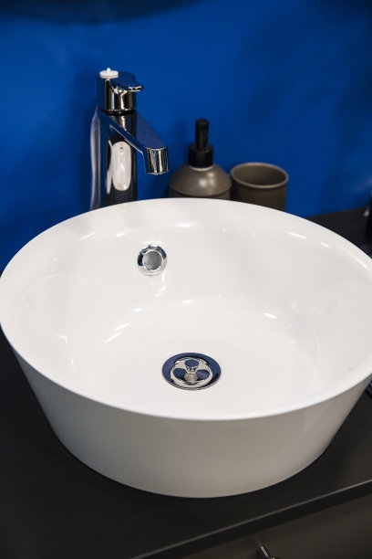 现代白色水槽在浴室内部近距离观察图片下载