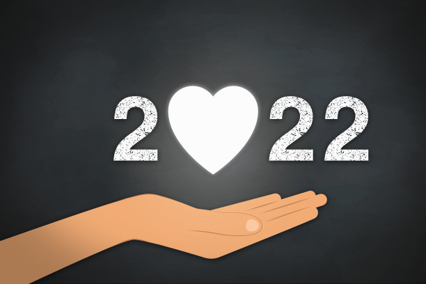 2022年新年快乐。手扶黑板上的心形图案图片下载