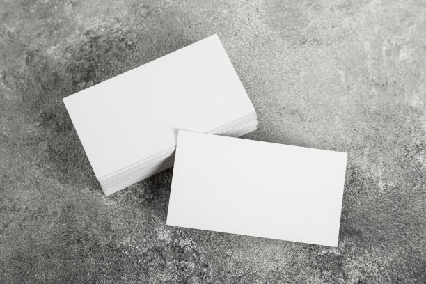 一张石头桌上一叠空白名片的照片。身份证模板。图片下载
