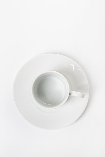 几只白色背景的咖啡杯和茶托图片下载