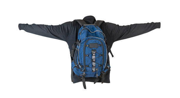 背包穿着针织毛衣孤立在一个白色的背景。图片下载