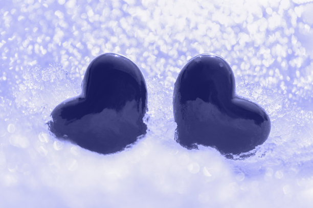 情人节快乐，新2022年潘通非常佩里色，闪闪发光的雪背景上有两颗心。情侣相爱，2月14日概念图片下载