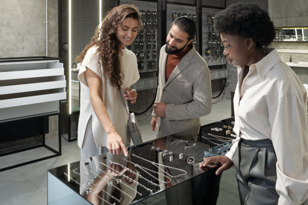 当代年轻女子指着银链图片下载