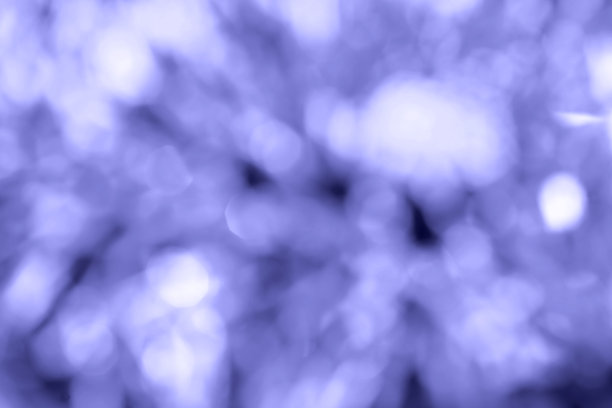 散焦背景与时髦的紫色颜色。节日的背景从一个发光的花环与许多灯图片下载