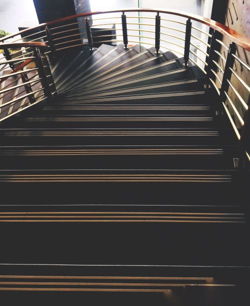 房子或办公室楼梯用黑色陶瓷。图片下载