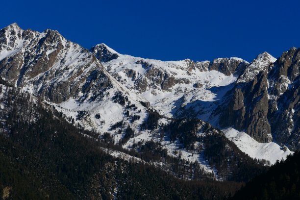 重商之旅峰会在Boréon山谷后面，阿尔卑斯-马里提斯图片下载