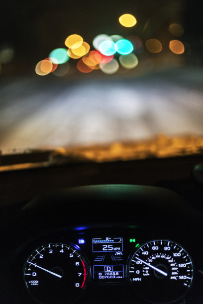 夜光汽车仪表盘和抽象路灯图片下载