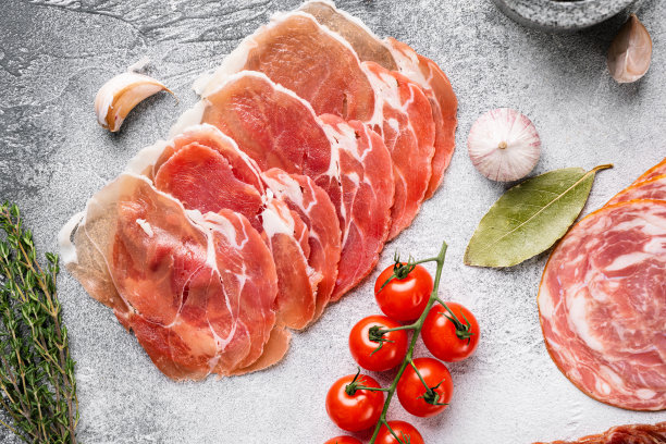 意大利熏火腿，意大利腊肠，帕尔玛火腿，在灰色的石头桌子背景上，顶视图平铺图片下载