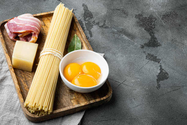 意大利面配料，在灰色的石头背景上，有文字的复制空间图片下载