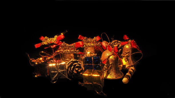 升起的彩色散景灯和圣诞装饰图片下载