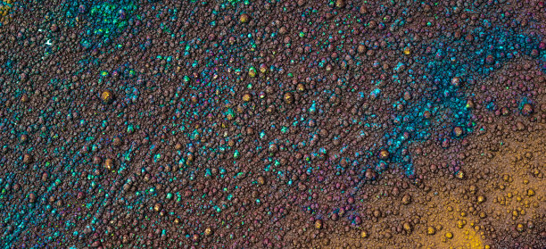 一块有明显纹理的有色铜片图片下载