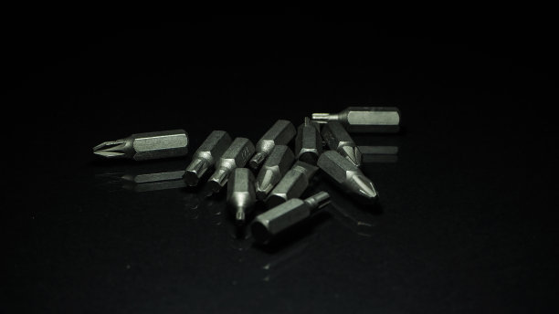 黑色背景上的金属螺母图片下载