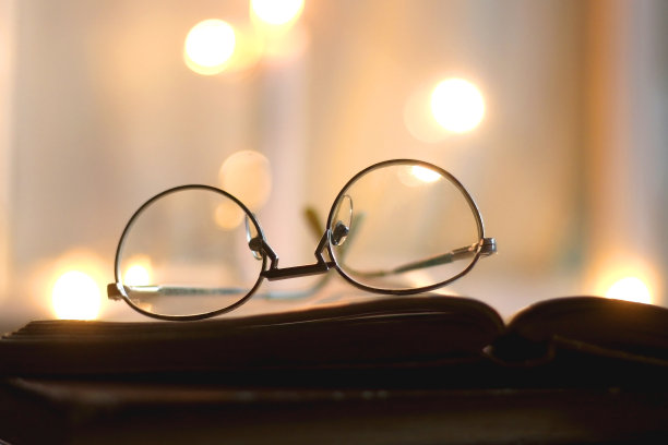 书，眼镜和蜡烛图片下载