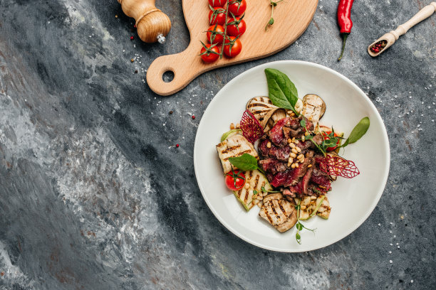 沙拉配牛排。半熟大理石肉小牛肉烤牛排配烤蔬菜，坚果，调味汁。横幅，菜单，为文本的配方地方，顶部视图图片下载