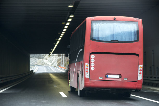 公共汽车进入了高速公路上的隧道。图片下载