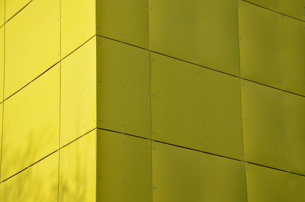 黄色建筑内衬塑料、玻璃纤维制成的方形面板。用螺丝固定。可清洗的墙壁是一个主要的优点。平屋顶阁楼js接地线、避雷针、排水沟、锡图片下载
