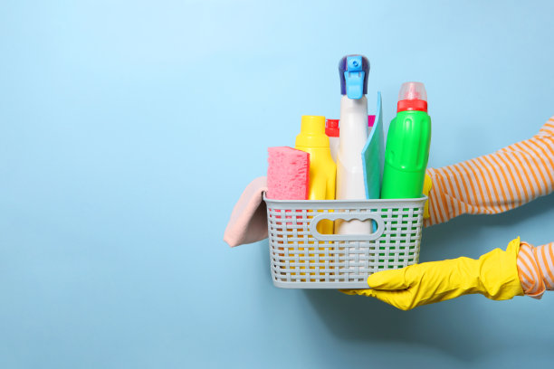一套清洁产品在女性手中的彩色背景图片下载
