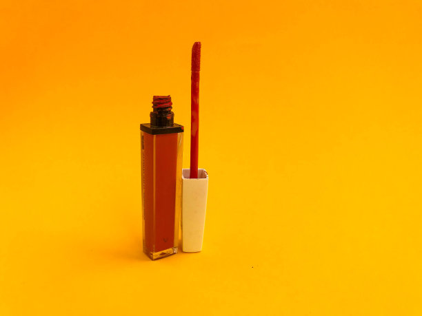 哑光明亮的口红在玻璃管。液体唇膏，用柔软的刷子涂抹质感。红色，明亮的唇膏，浆果多汁的色调适合嘴唇。时尚化妆图片下载