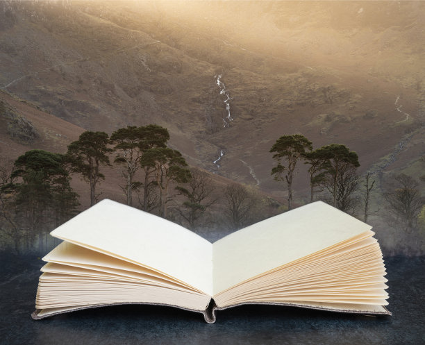 雄伟的充满活力的秋天景观Buttermere在湖区与美丽的清晨阳光出来的书页在书的复合图像图片下载