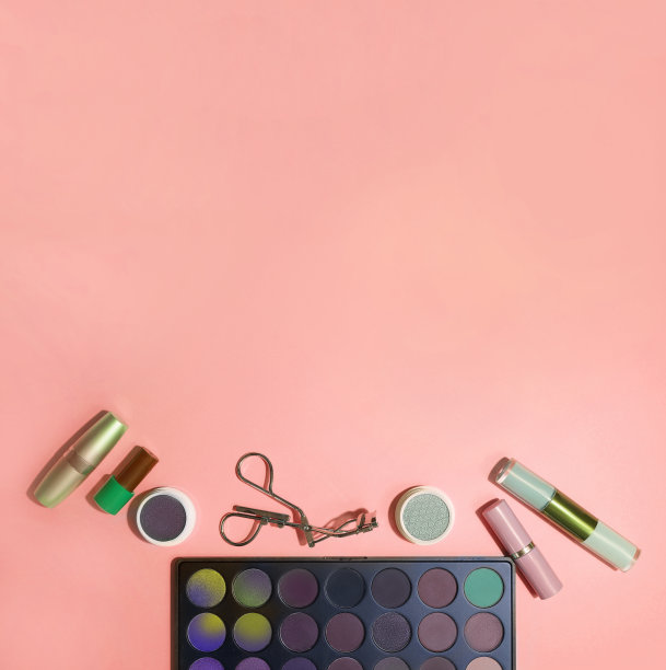 装饰化妆品，俯视图。用专业的化妆品化妆，在粉红色的背景上。有复制空间的平面图像图片下载
