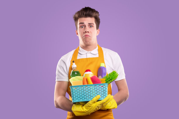 拿着清洁用品惹毛了年轻人图片下载