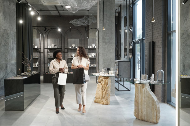 两个年轻的跨文化女性在珠宝精品店边走边讨论图片下载