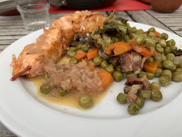 三文鱼配培根、豌豆和洋葱图片下载