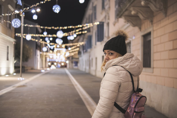 12月在镇上散步图片下载