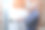 高级施工工人在墙上铺设白色瓷砖。图片下载