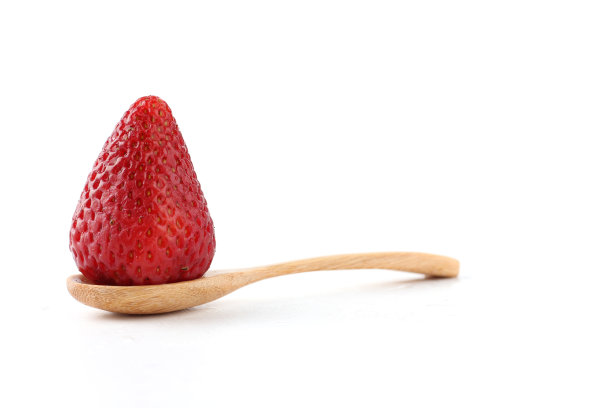 木勺上的新鲜草莓。图片下载