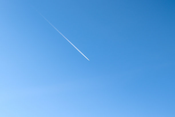 一架飞机在天空中图片下载