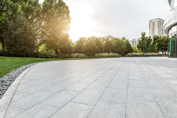 空地板和绿色森林背景图片下载