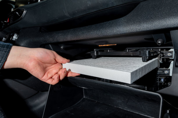 更换车内空气滤清器汽车维修。图片下载