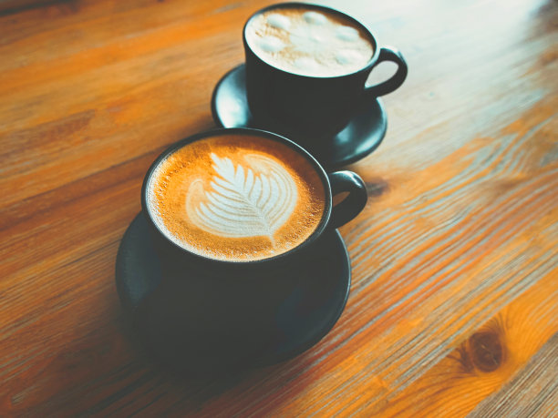 咖啡馆里的热咖啡和拿铁艺术。图片下载