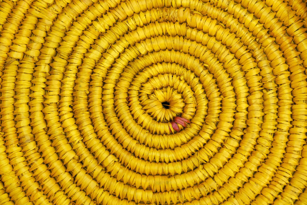 黄麻针织面料，手工编织:黄麻与钩针钩，黄麻系一圈，特写，黄色背景，质感。图片下载