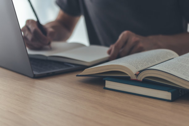 成人使用笔记本电脑工作。商业成功理念和学习理念图片下载