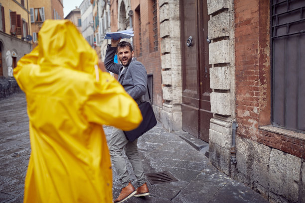 愤怒的商人在雨中。图片下载