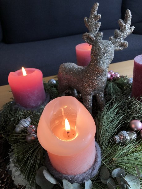 三支蜡烛在降临节花环上图片下载