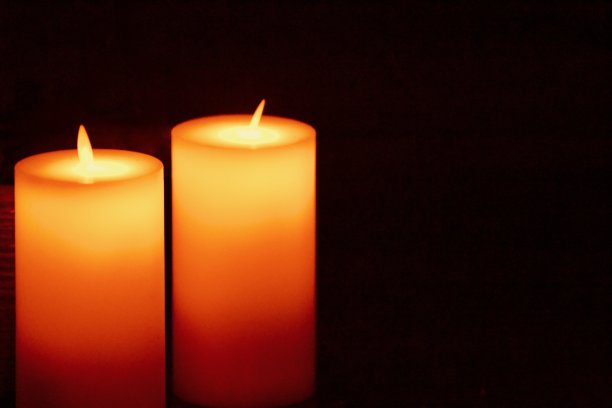 夜晚发光的蜡烛图片下载