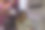 一个漂亮的年轻女人坐在家里的地板和沙发上，在黑暗中看电影，吃爆米花，微笑，享受她的空闲时间和周末活动的高清照片。图片下载