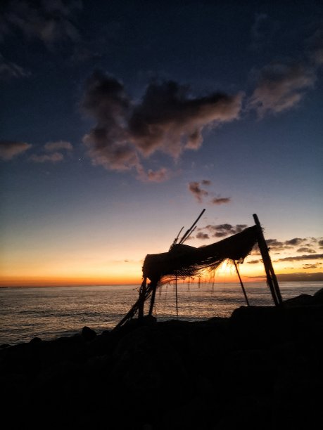 树屋的剪影在日落和海边图片下载