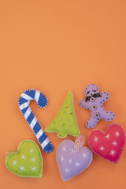 新颖的饰品孤立在霓虹灯橙色垂直背景与复制空间图片下载