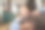 全家快乐，父亲节快乐。父亲和女儿拥抱在一起玩得很开心图片下载