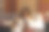 一个漂亮的年轻女人坐在家里的地板和沙发上，在黑暗中看电影，吃爆米花，微笑，享受她的空闲时间和周末活动的高清照片。图片下载