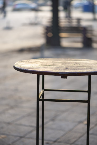 咖啡馆的木桌，用来喝咖啡和喝茶。图片下载