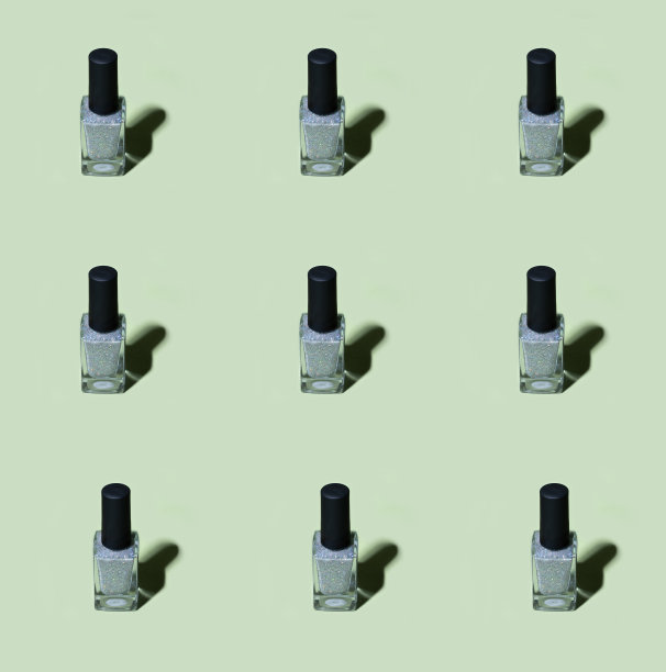 银色指甲油图案在罗勒绿色的背景图片下载